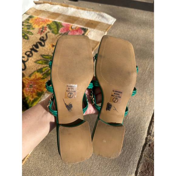 Women's Soda Green & Gold Chain Detail Sandals Size 7 - Picture 4 of 4